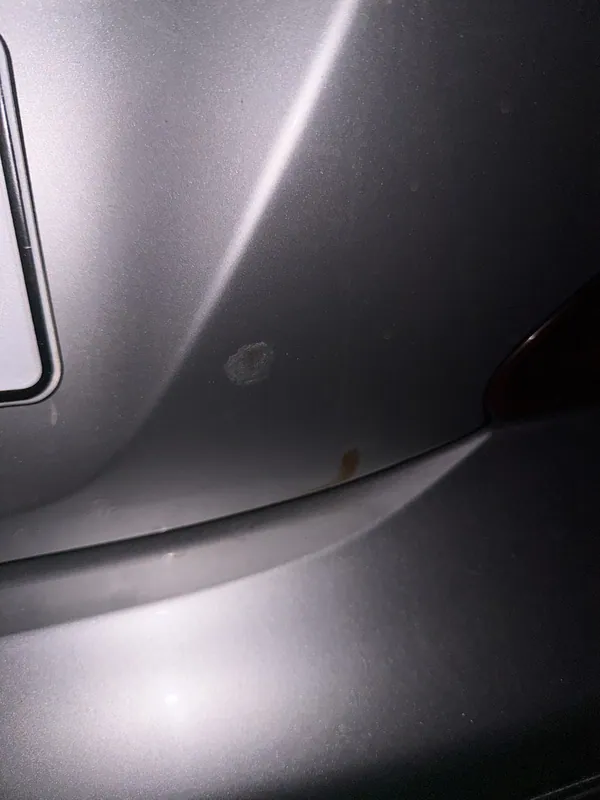 Motorhaube im Streiflicht