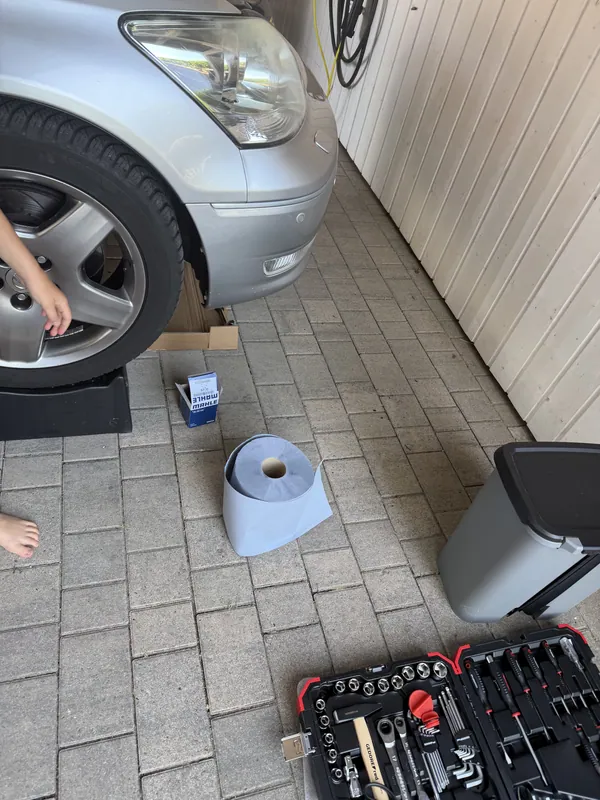 Erster eigener Ölwechsel: aufgebockt, Wanne unter dem Motor
