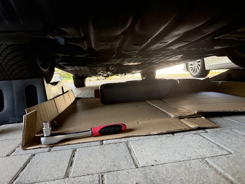 Erster eigener Ölwechsel: aufgebockt, Wanne unter dem Motor