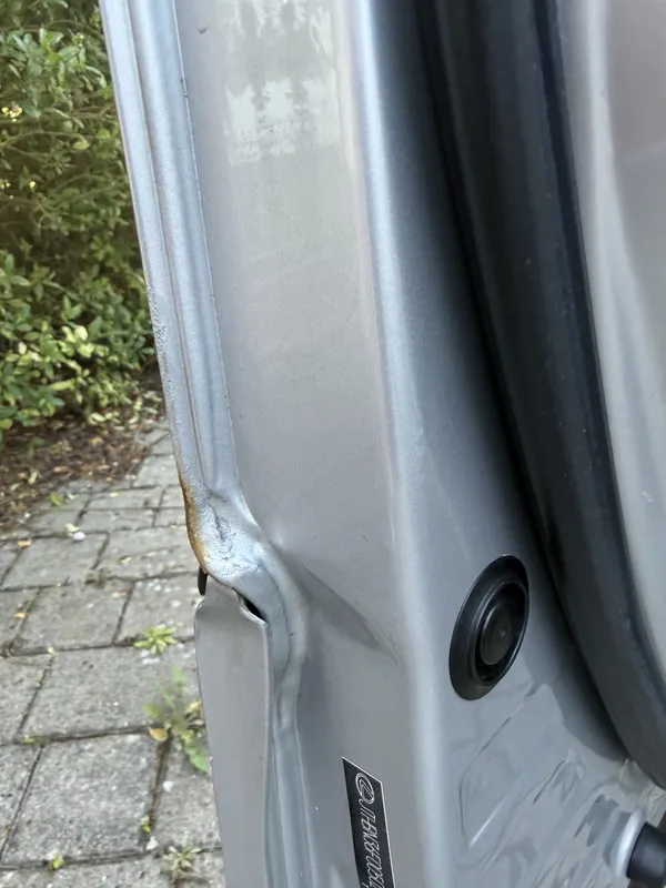 Türkante und unterer Bördelfalz bei geöffneter Tür