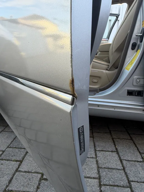 Türkante und unterer Bördelfalz bei geöffneter Tür