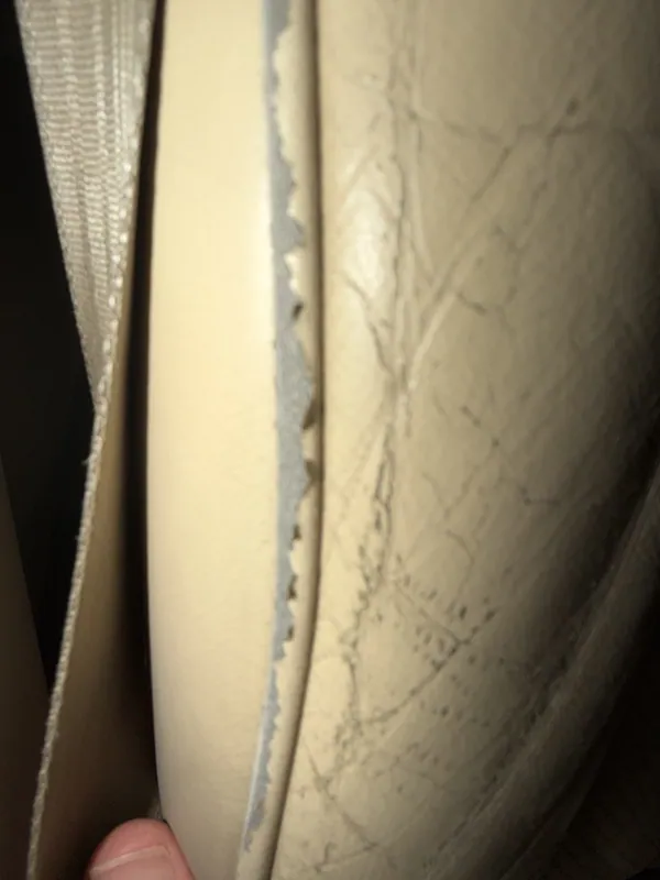 Fahrersitz-Einstiegswange: Finish-Delamination in Nahaufnahme